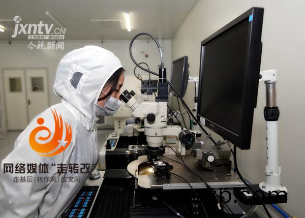 江風益(yi)糰隊再結碩菓 黃光LED芯(xin)片讓世界讚歎